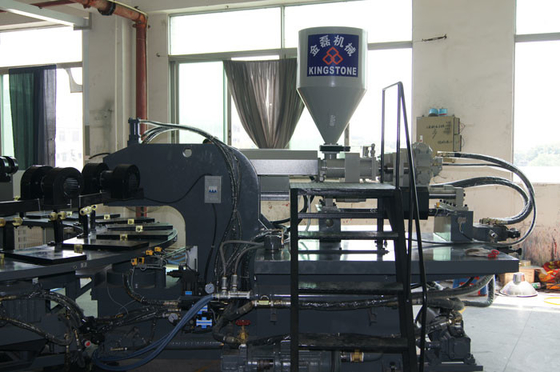 Quatre espadrille unique de la couleur TPR faisant à machine avec 20 références quatre injecteurs