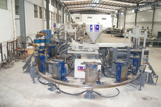 Un/deux bottes de PVC de couleur faisant la machine, chaîne de production en plastique d'usine de bottes de pluie