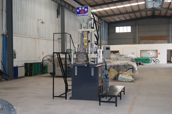 Mini machine en plastique de fabrication de pantoufle pour des courroies de PVC, Chappal faisant la machine