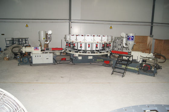 Couleur de moulage de la machine deux de sandales d'hommes injection en cuir de PVC avec 20 stations