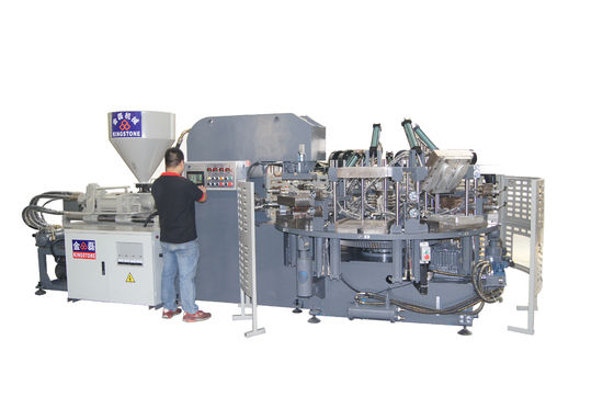 On colorent la semelle rotatoire de chaussure de PVC faisant la machine