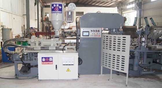 On colorent la semelle rotatoire de chaussure de PVC faisant la machine