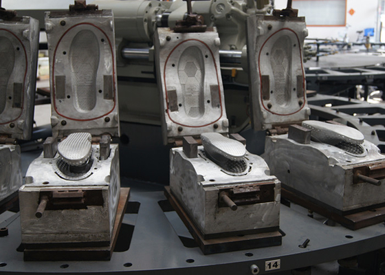 Machine de moulage par injection de Tableau rotatoire pour la fabrication en plastique de pantoufle