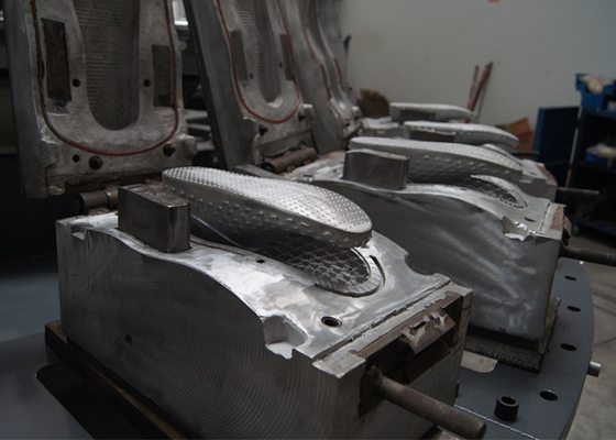 Chaussures en plastique rotatoires faisant la machine pour la fabrication de pantoufle