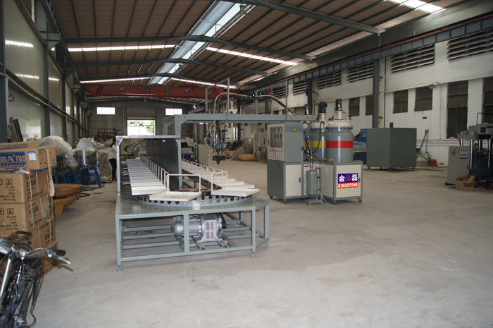 Machine de moulage par injection d'unité centrale de trois stations des réservoirs 40 avec la taille de 11*4.9*2.7m